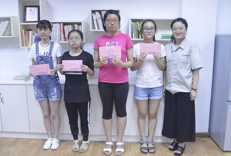 20180827-九龙坡区妇联-重庆事业部综合办公室主任为受助高中生送“礼物”-兰皓摄_副本.jpg 20180827-九龙坡区妇联-重庆事业部综合办公室主任为受助高中生送“礼物”-兰皓摄_副本.jpg