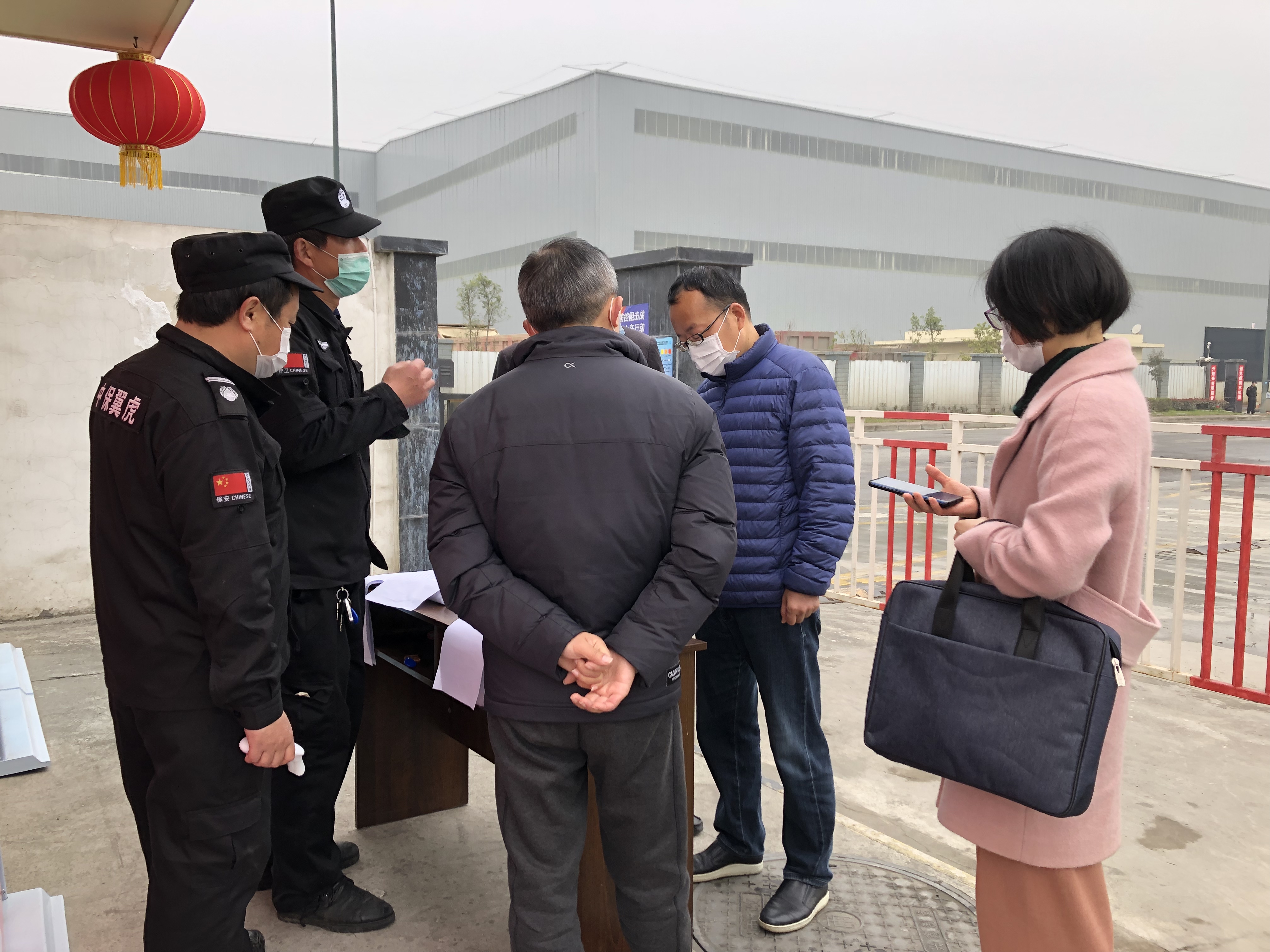20200226-新都区人大常委会副主任杨盛勇一行赴西建香投厂调研指导防疫工作-检查防疫工作1-诸莉摄.jpg
