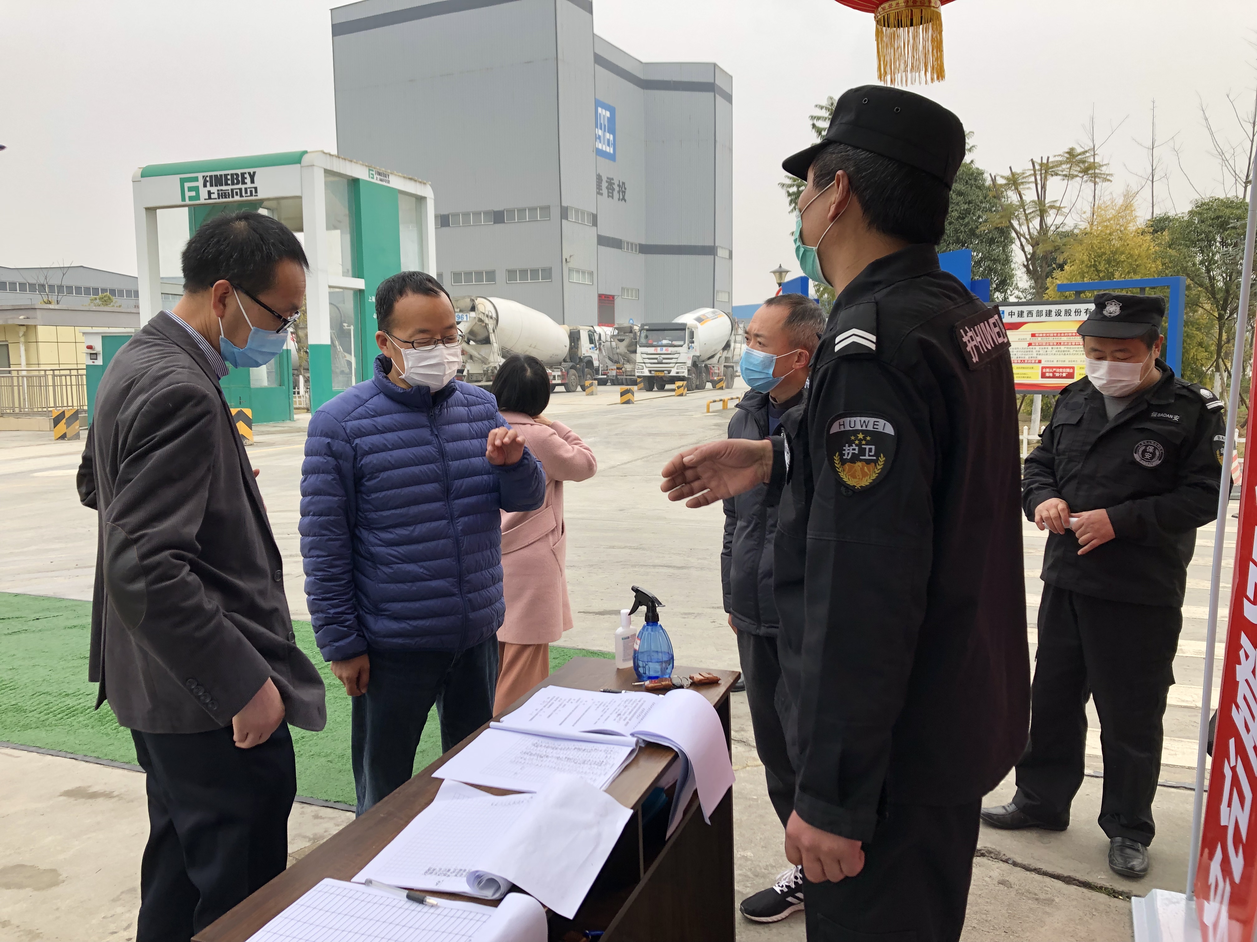 20200226-新都区人大常委会副主任杨盛勇一行赴西建香投厂调研指导防疫工作-检查防疫工作2-诸莉摄.jpg