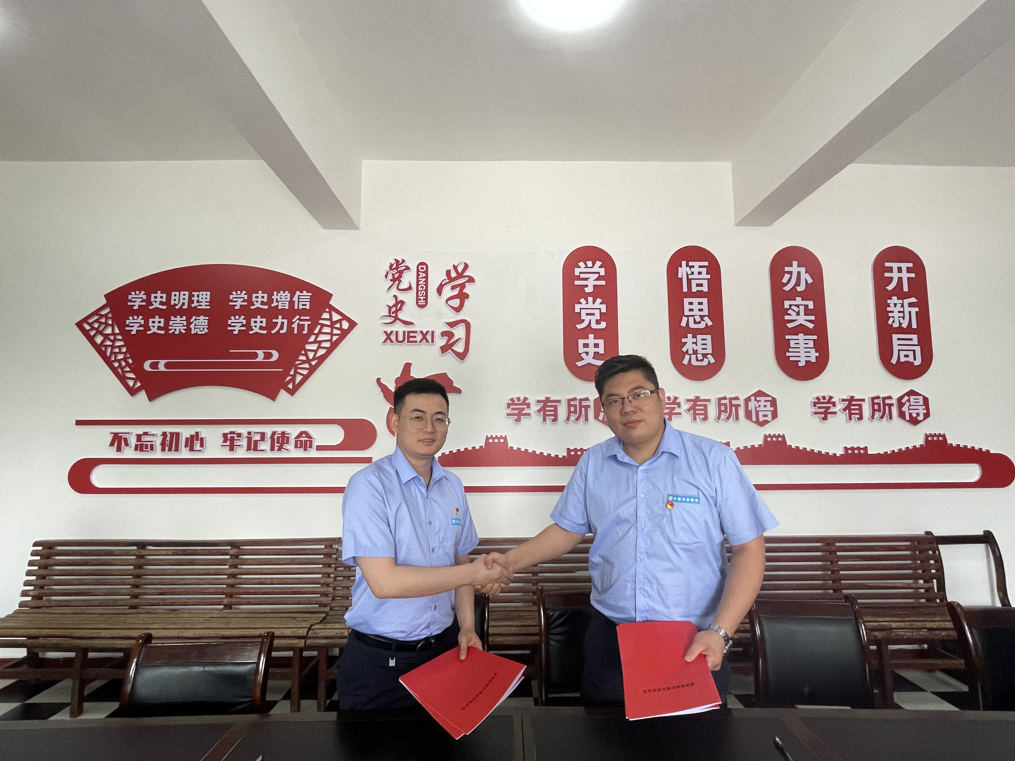 4.签订党建共建协议.jpg 4.签订党建共建协议.jpg