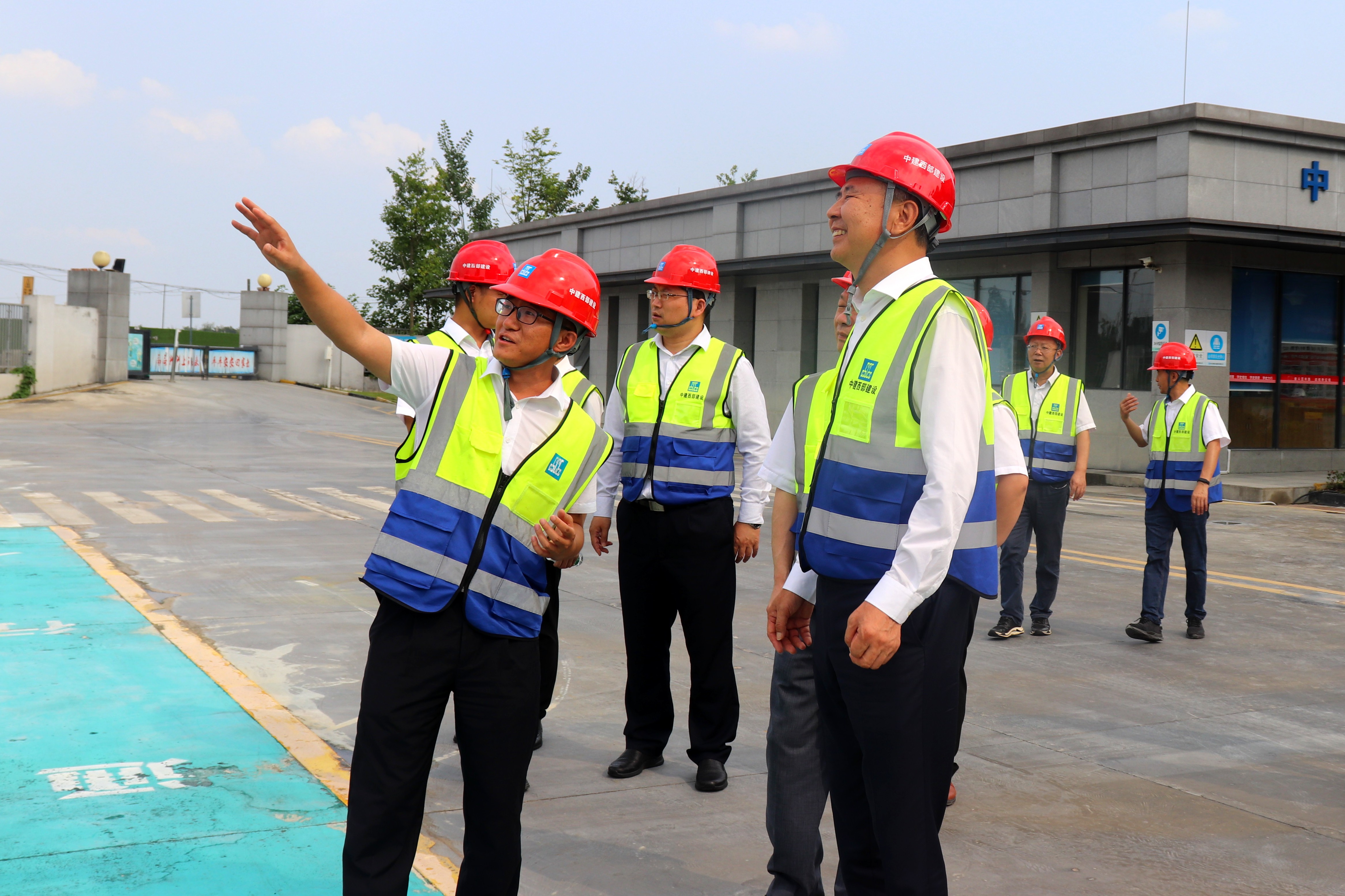20210713中建集团领导参观扬尘智能监控系统.JPG 20210713中建集团领导参观扬尘智能监控系统.JPG