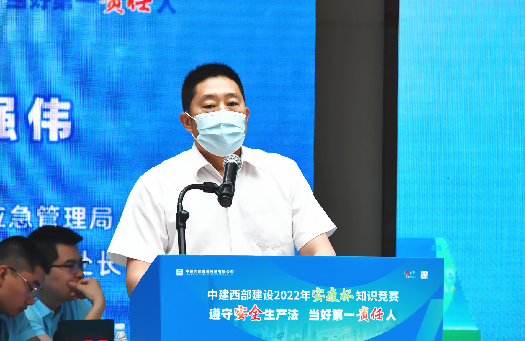 强伟.jpg 强伟.jpg
