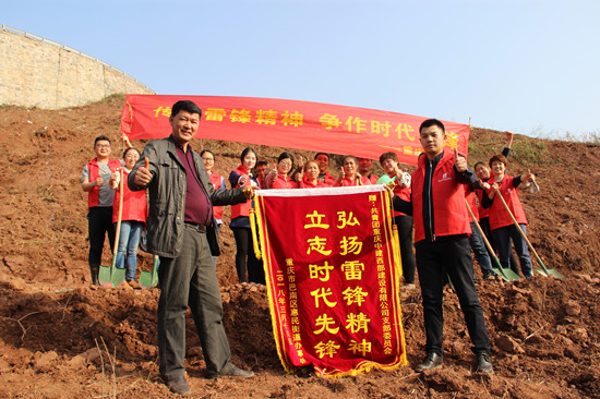 西南公司重庆事业部志愿者种出一片“中建林”_副本.jpg 西南公司重庆事业部志愿者种出一片“中建林”_副本.jpg