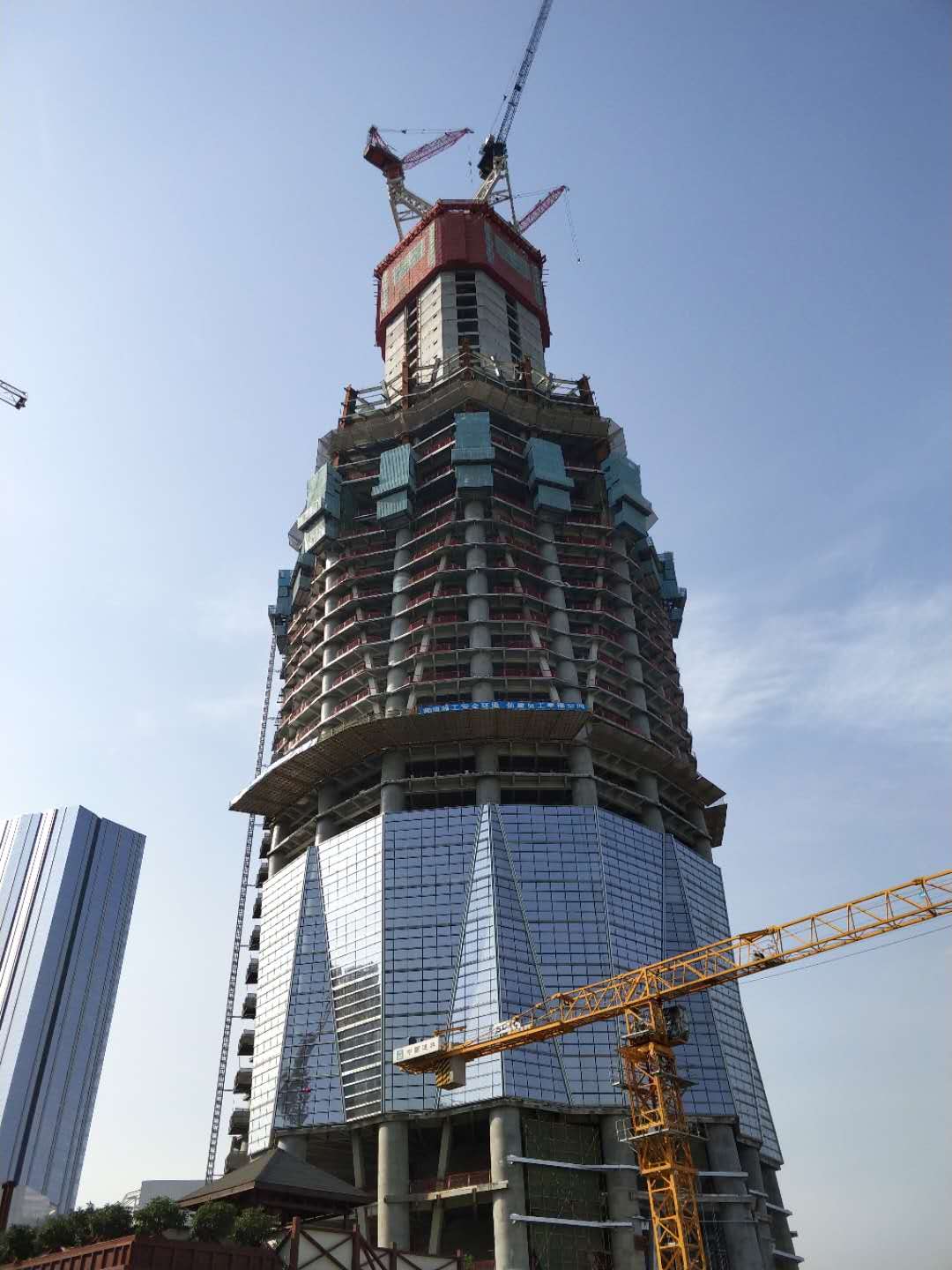 【照片】西南地区在建第一高楼绿地中心468项目突破200米-乐思亲摄.jpg
