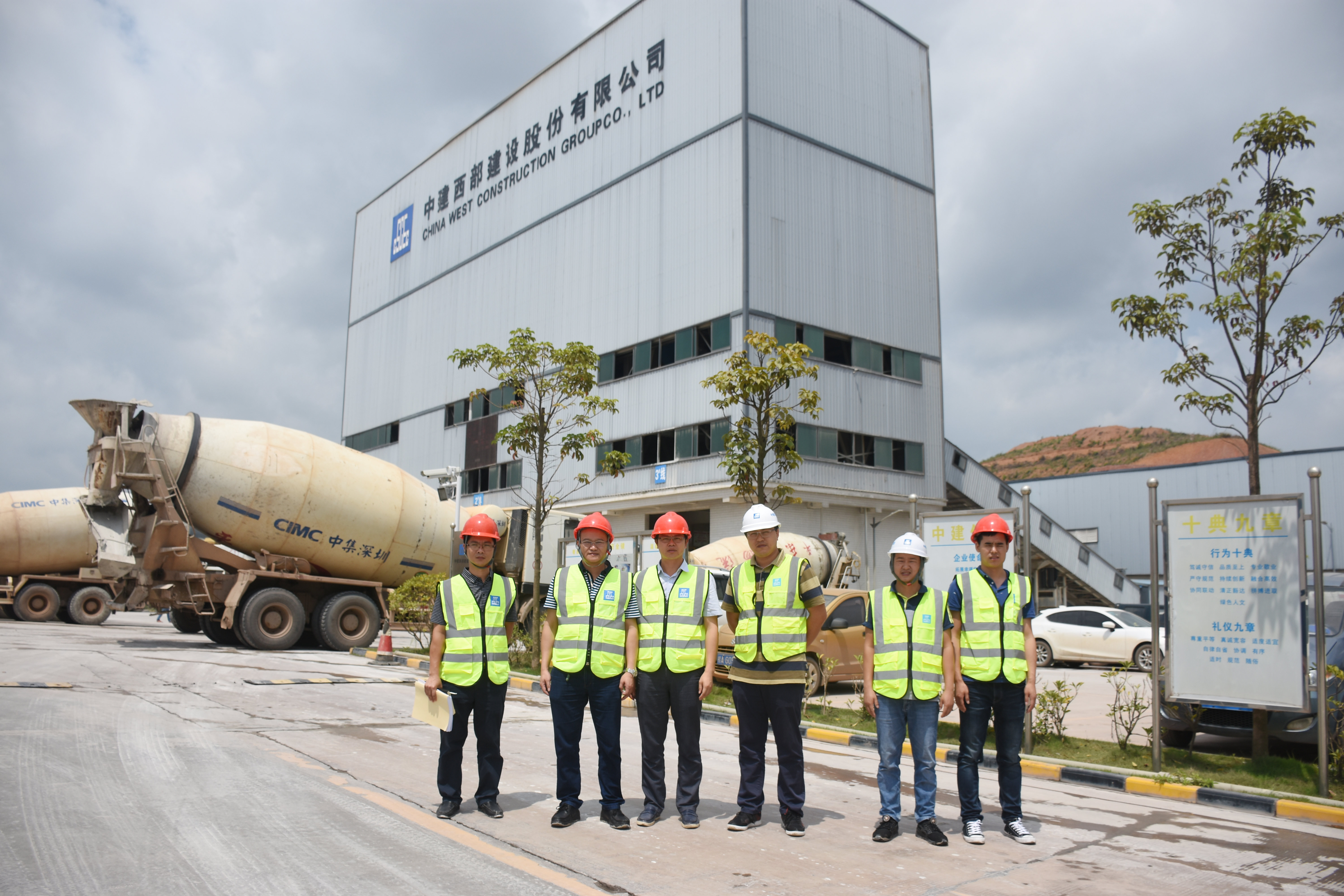 合影_副本.jpg 合影_副本.jpg