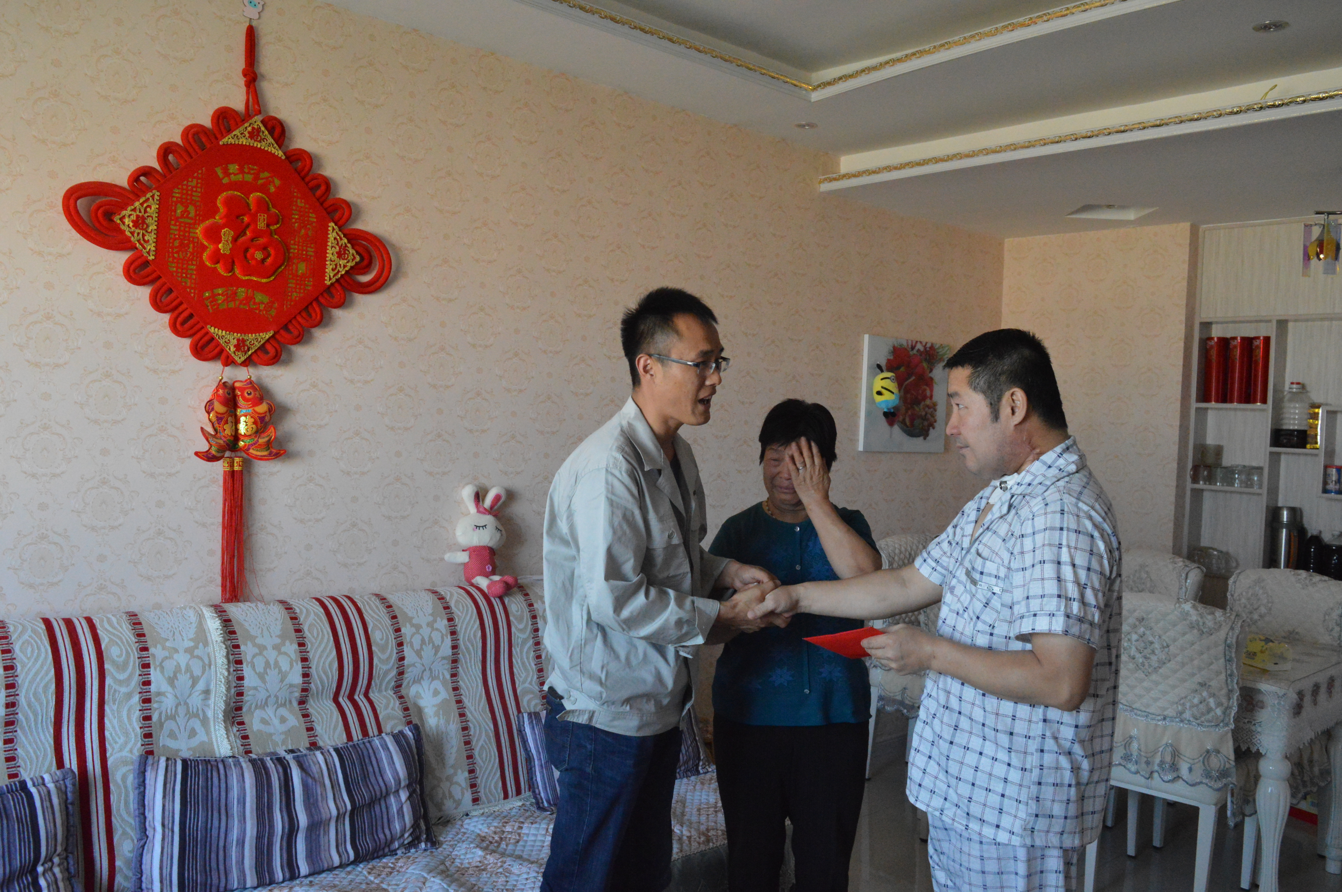 爱心汇聚递温暖 困难帮扶渡难关.jpg