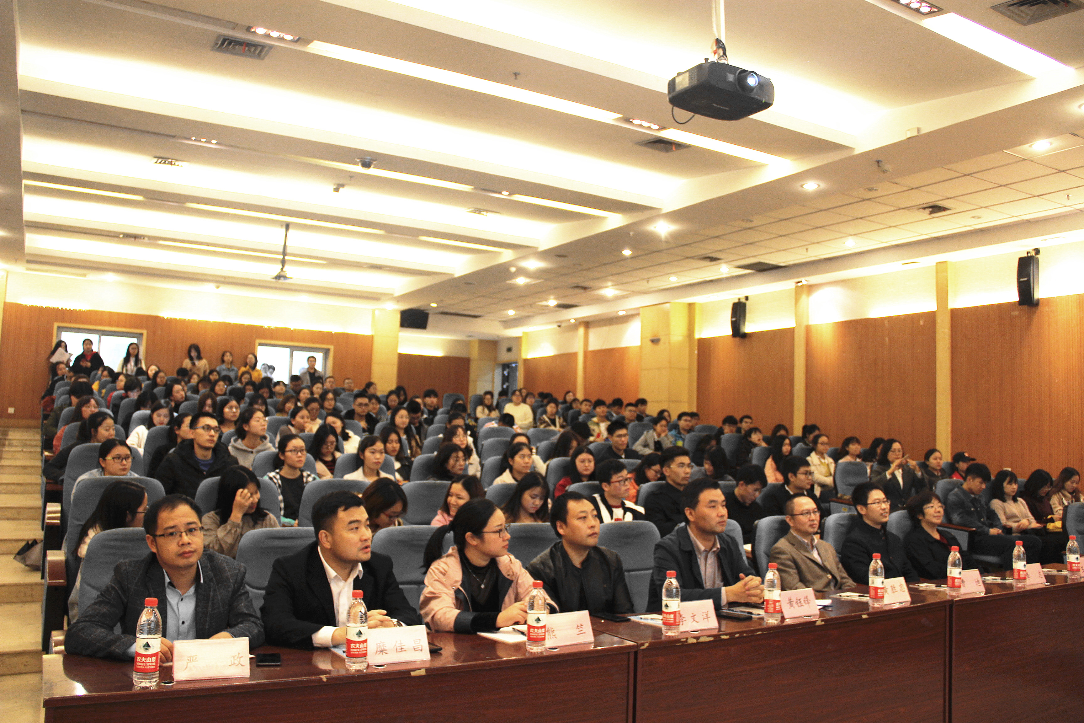 20181105-西南政法大学学术报告厅-西南公司黄钰锋董事长走进西南政法大学“名人讲堂”-主持人介绍出席领导及嘉宾-邓婷婷摄.jpg 20181105-西南政法大学学术报告厅-西南公司黄钰锋董事长走进西南政法大学“名人讲堂”-主持人介绍出席领导及嘉宾-邓婷婷摄.jpg