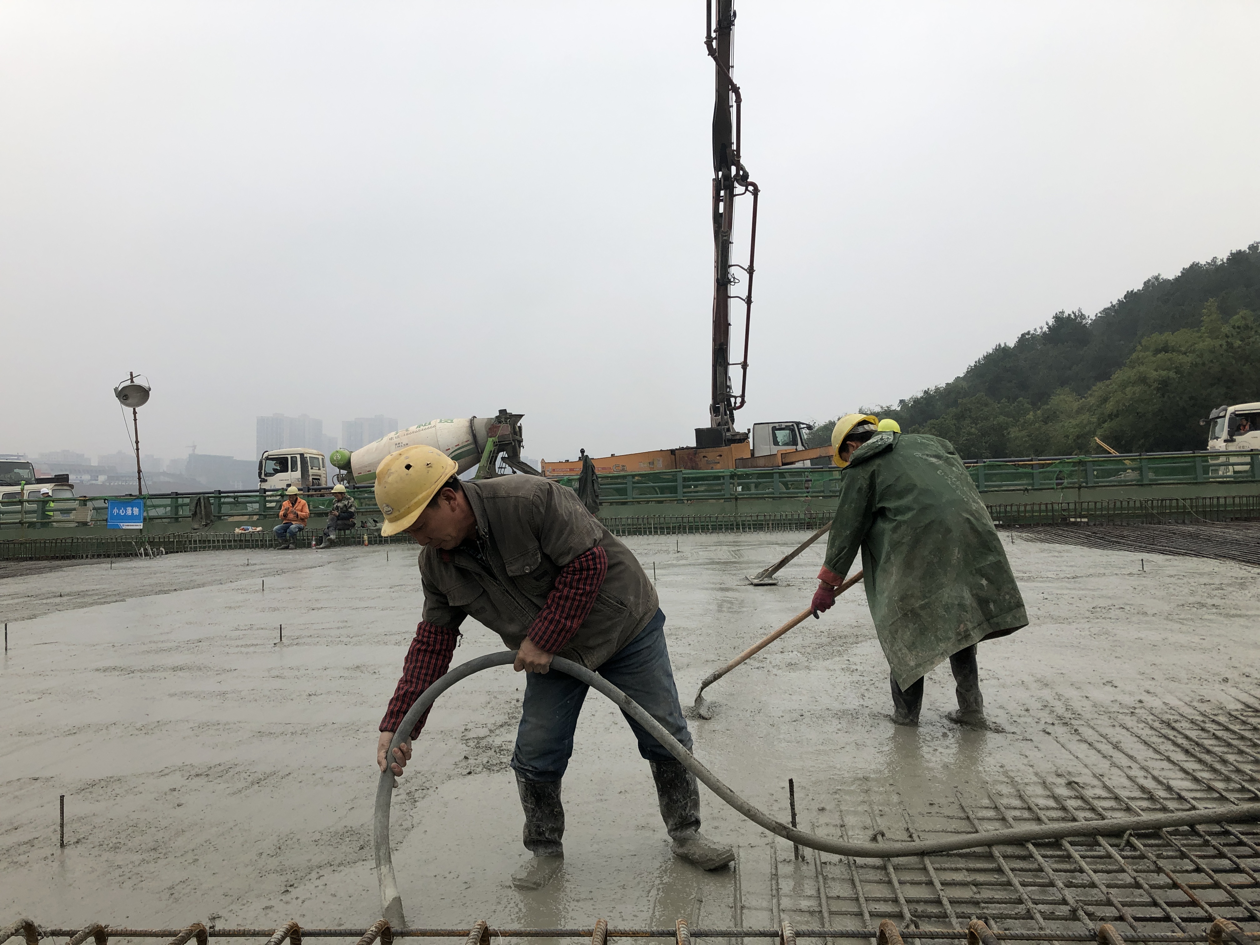 20181227-龙洲湾大桥-工人浇筑箱梁-兰皓摄.jpg