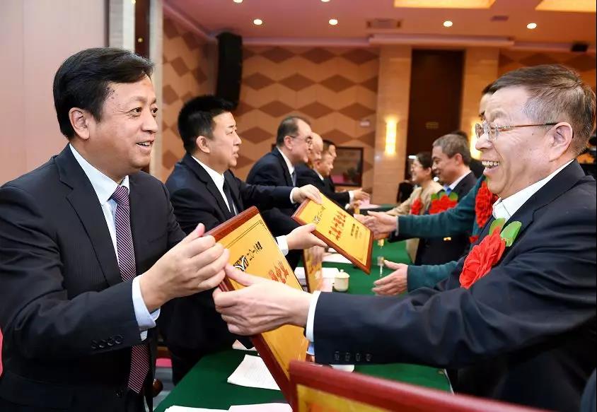 区委书记朱刚为新疆公司颁发奖牌.jpg