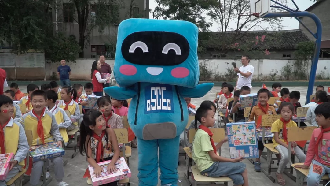 助学活动现场活动照片1.jpg 助学活动现场活动照片1.jpg