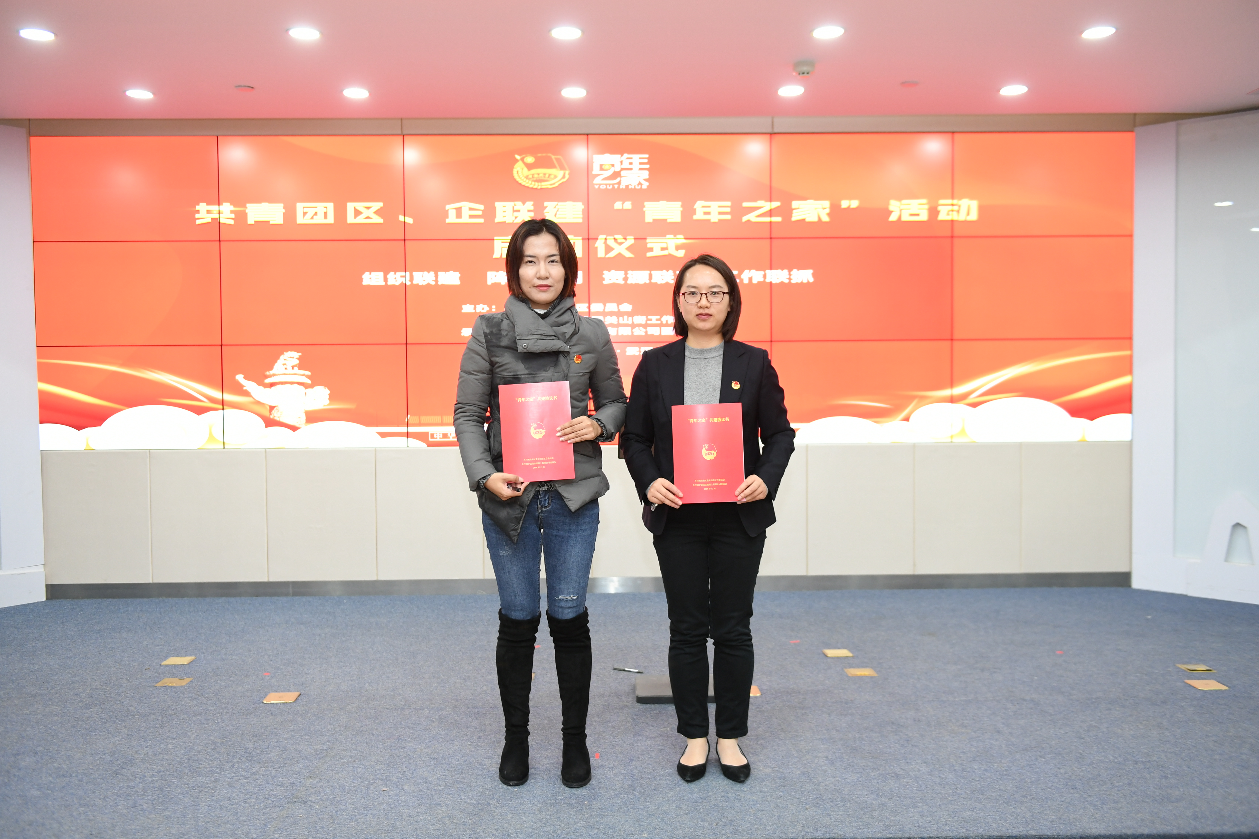 签订协议.JPG 签订协议.JPG