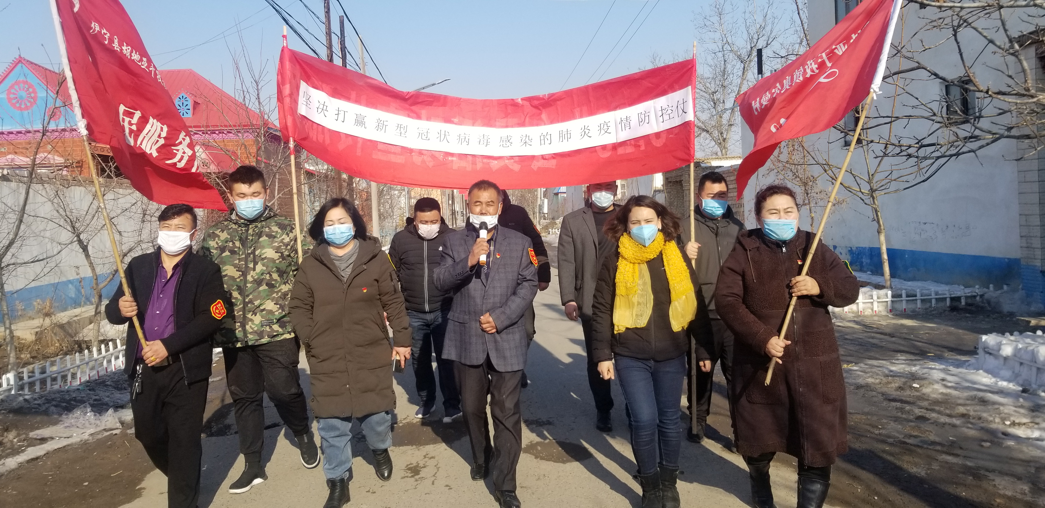 走村串户做宣传.jpg 走村串户做宣传.jpg