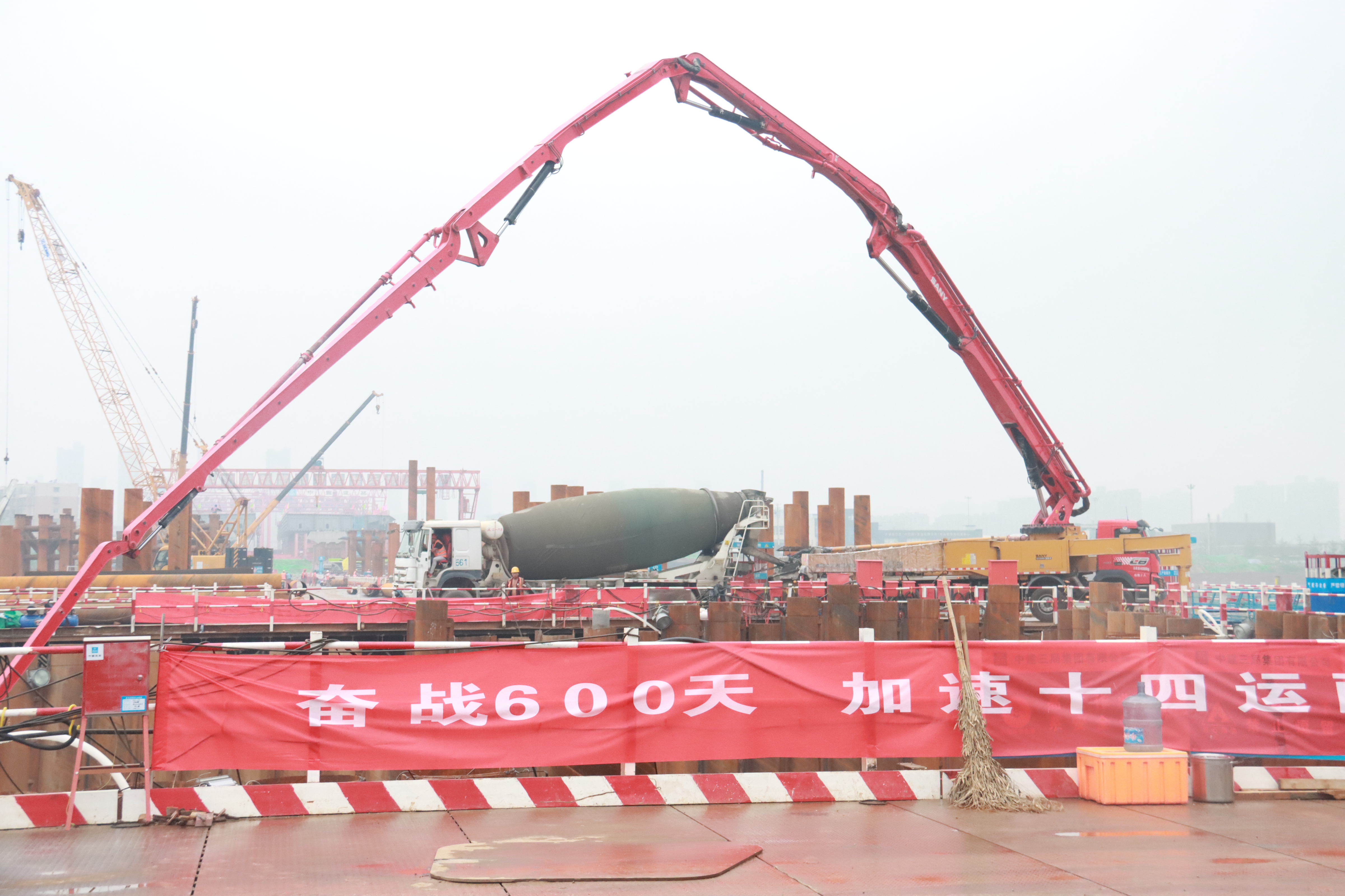 北方公司临潼厂浇筑.JPG 北方公司临潼厂浇筑.JPG