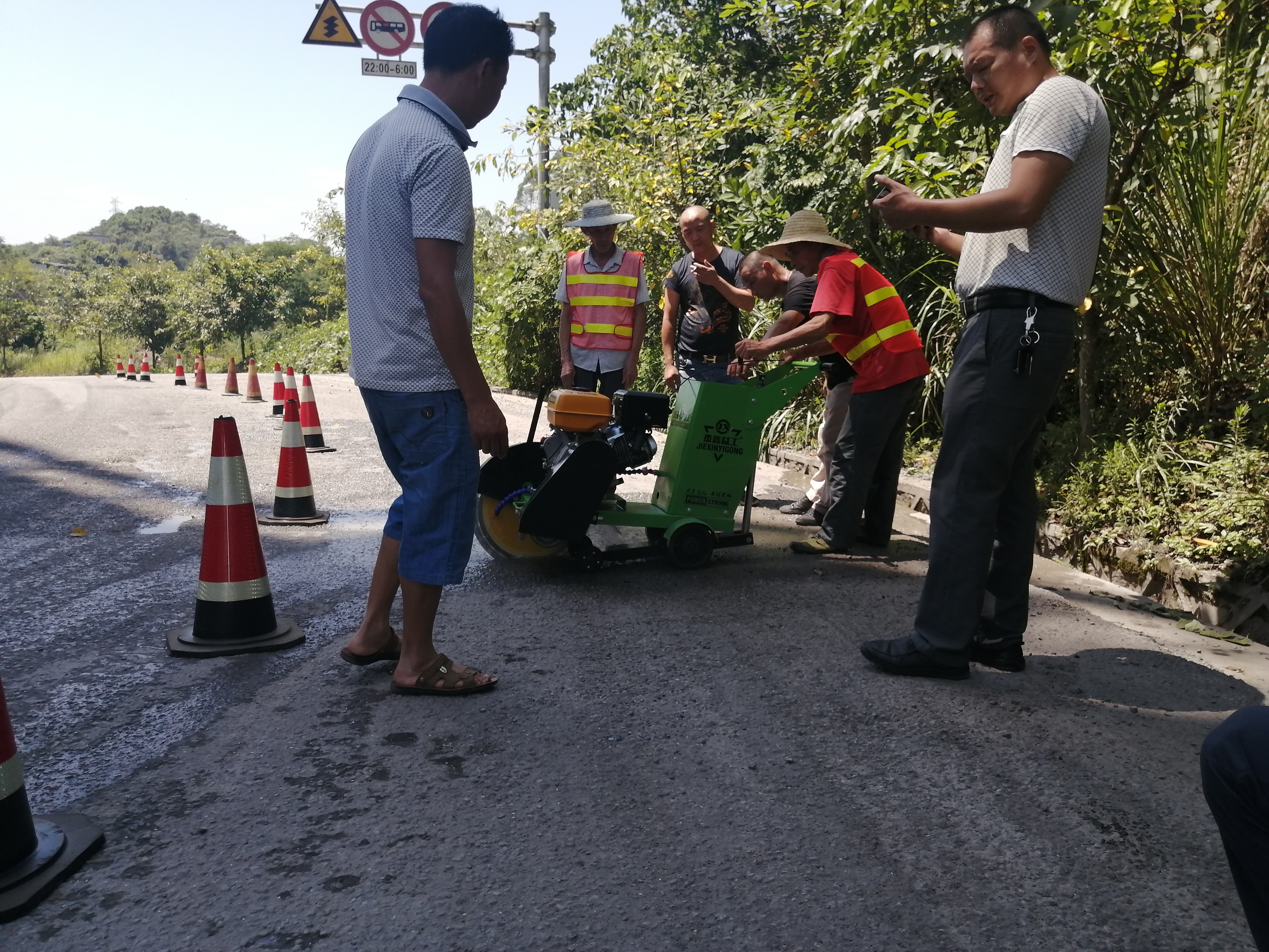 重庆事业部修路.jpg