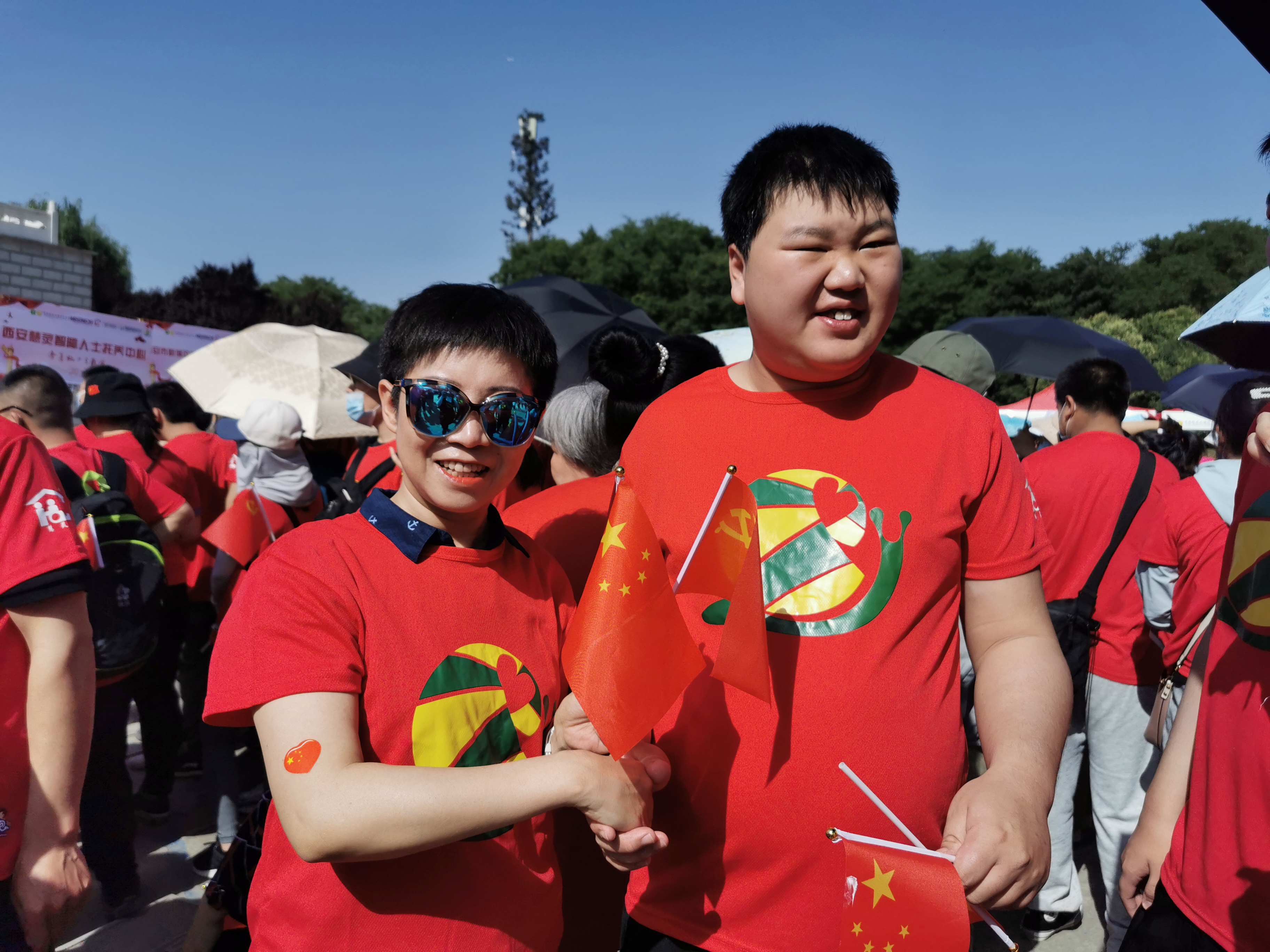图1：“蓝宝志愿者”与“蜗牛”合影.jpg