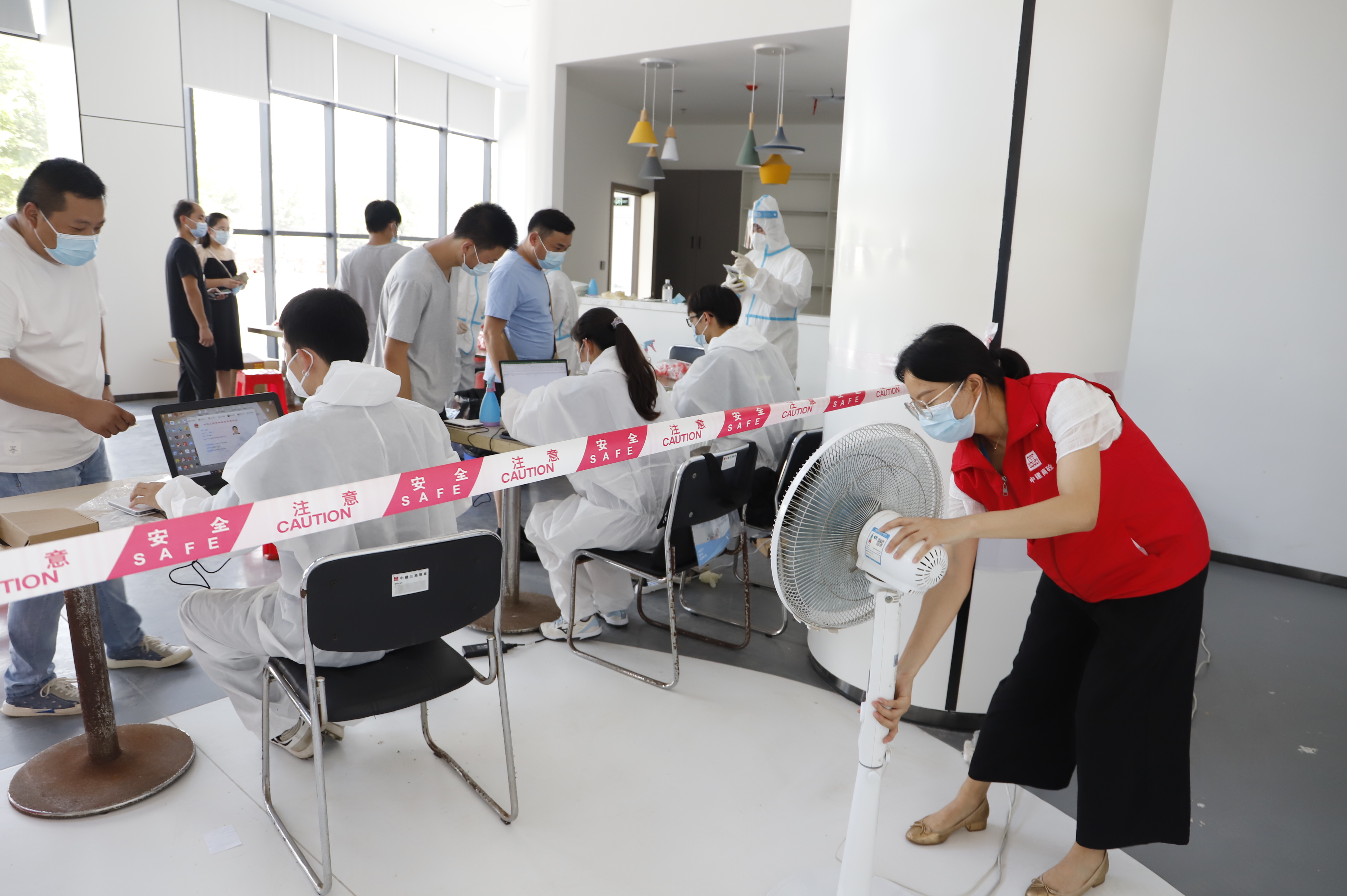 为医护人员送清凉.jpg 为医护人员送清凉.jpg