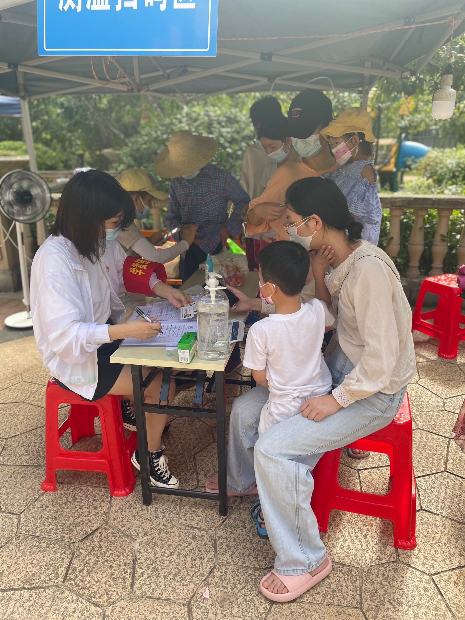 党员聂芬下沉社区.jpg 党员聂芬下沉社区.jpg