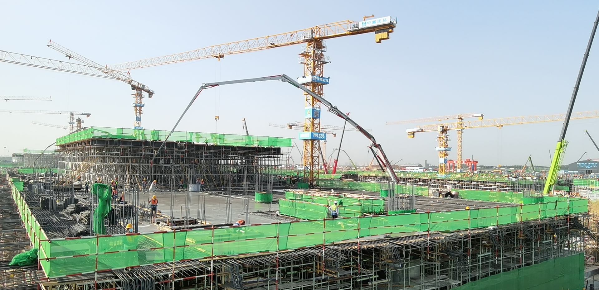 图1:东一区日升顶板浇筑现场.jpg 图1:东一区日升顶板浇筑现场.jpg