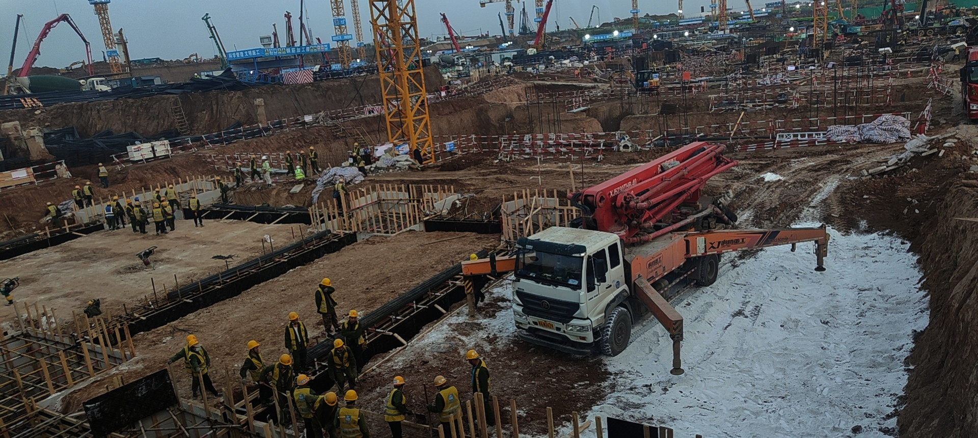 图2:浇筑现场.jpg 图2:浇筑现场.jpg