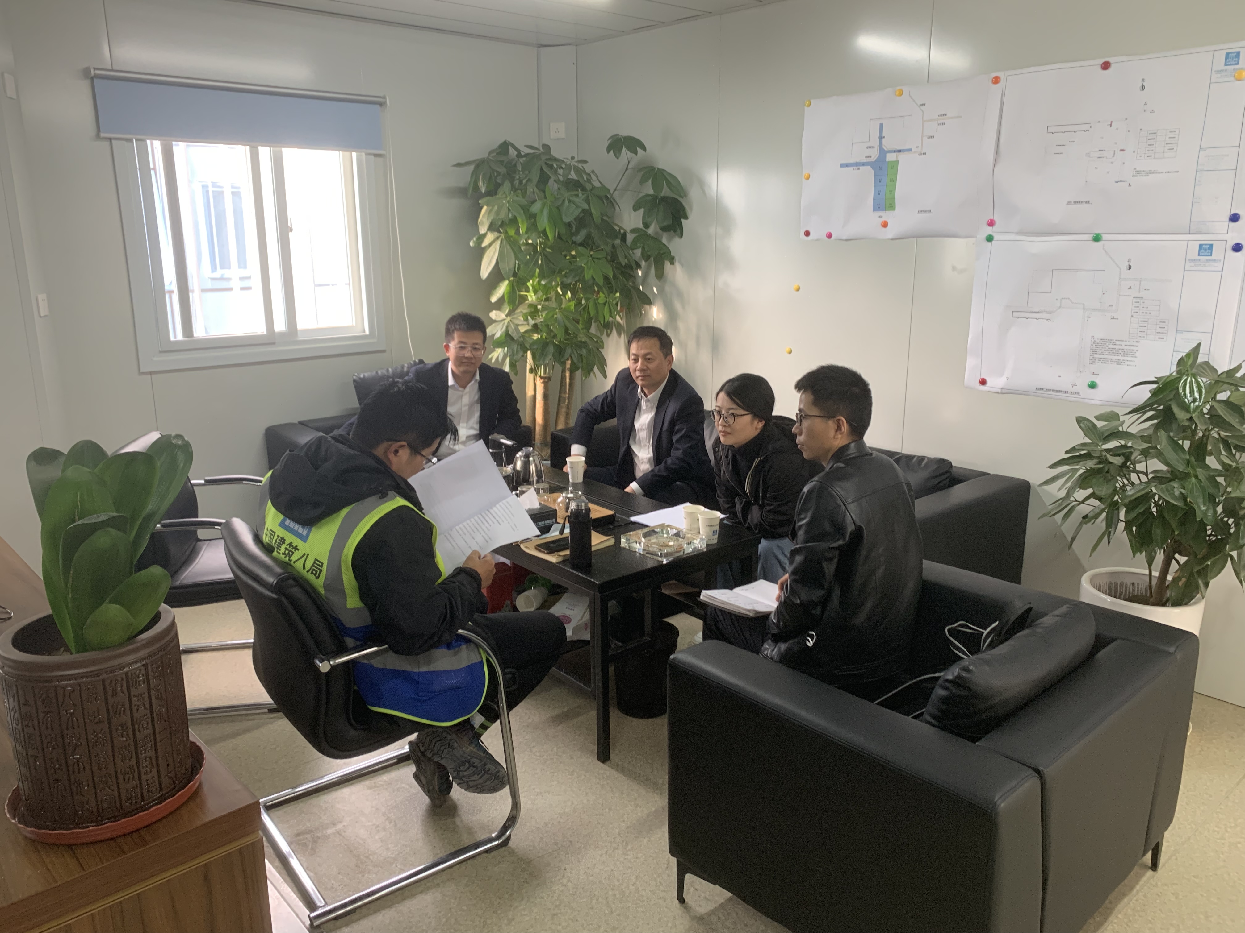 图9:与项目指挥部交流.jpg 图9:与项目指挥部交流.jpg