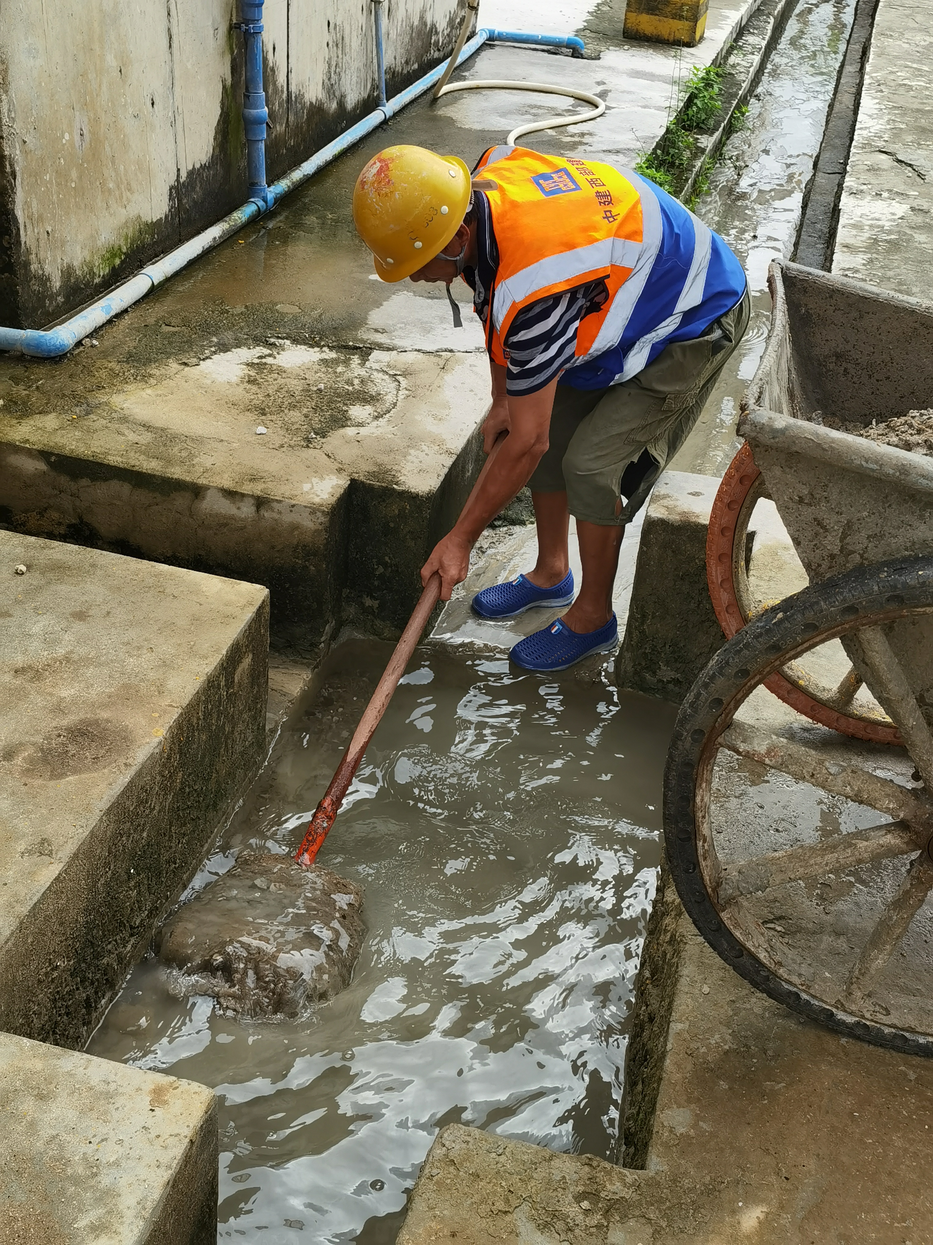 清理排水沟.jpg