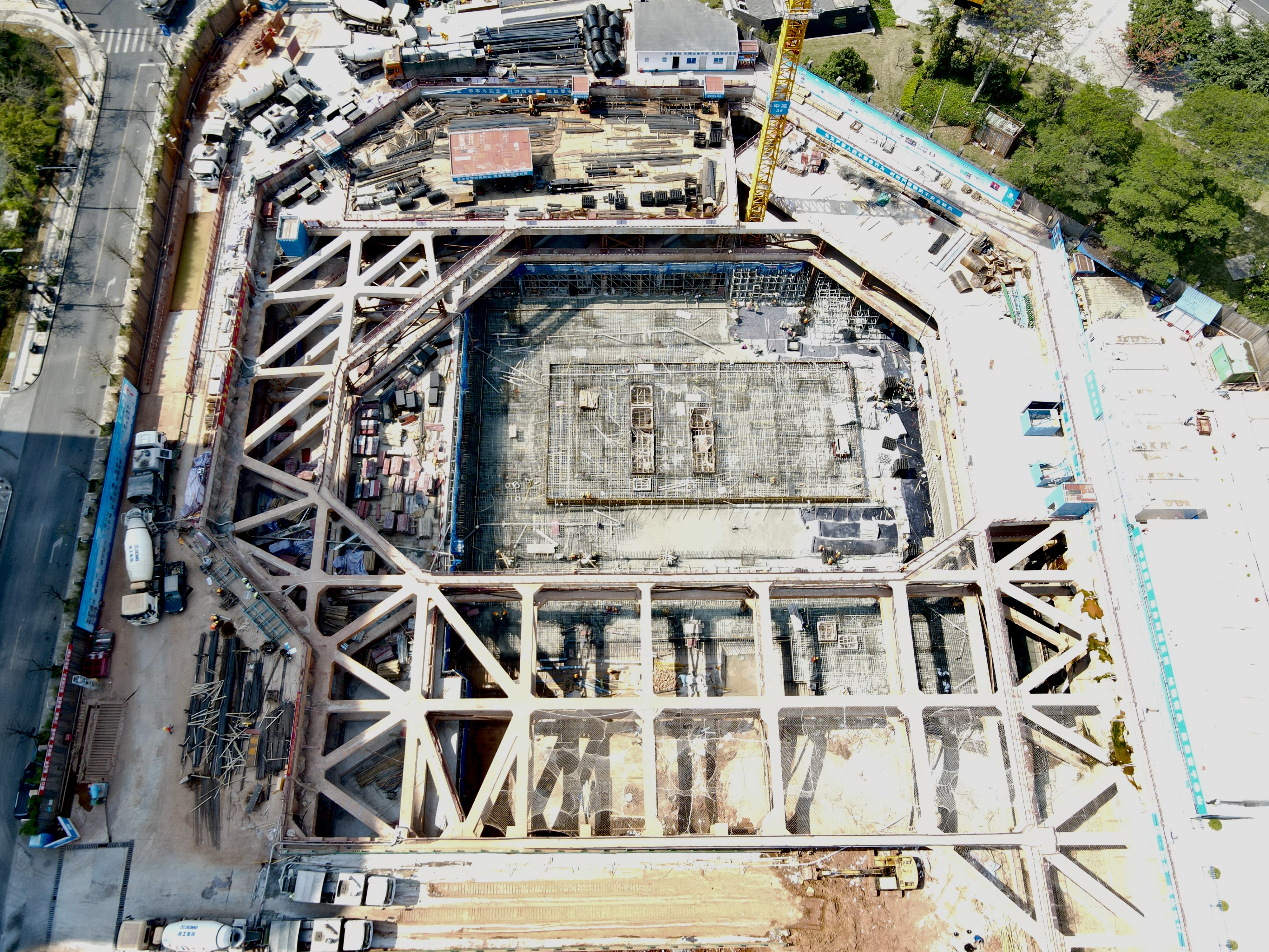 20230228 6714方!广西事业部屹桂厂完成中银金融中心筏板浇筑-项目俯拍.jpg 20230228 6714方!广西事业部屹桂厂完成中银金融中心筏板浇筑-项目俯拍.jpg