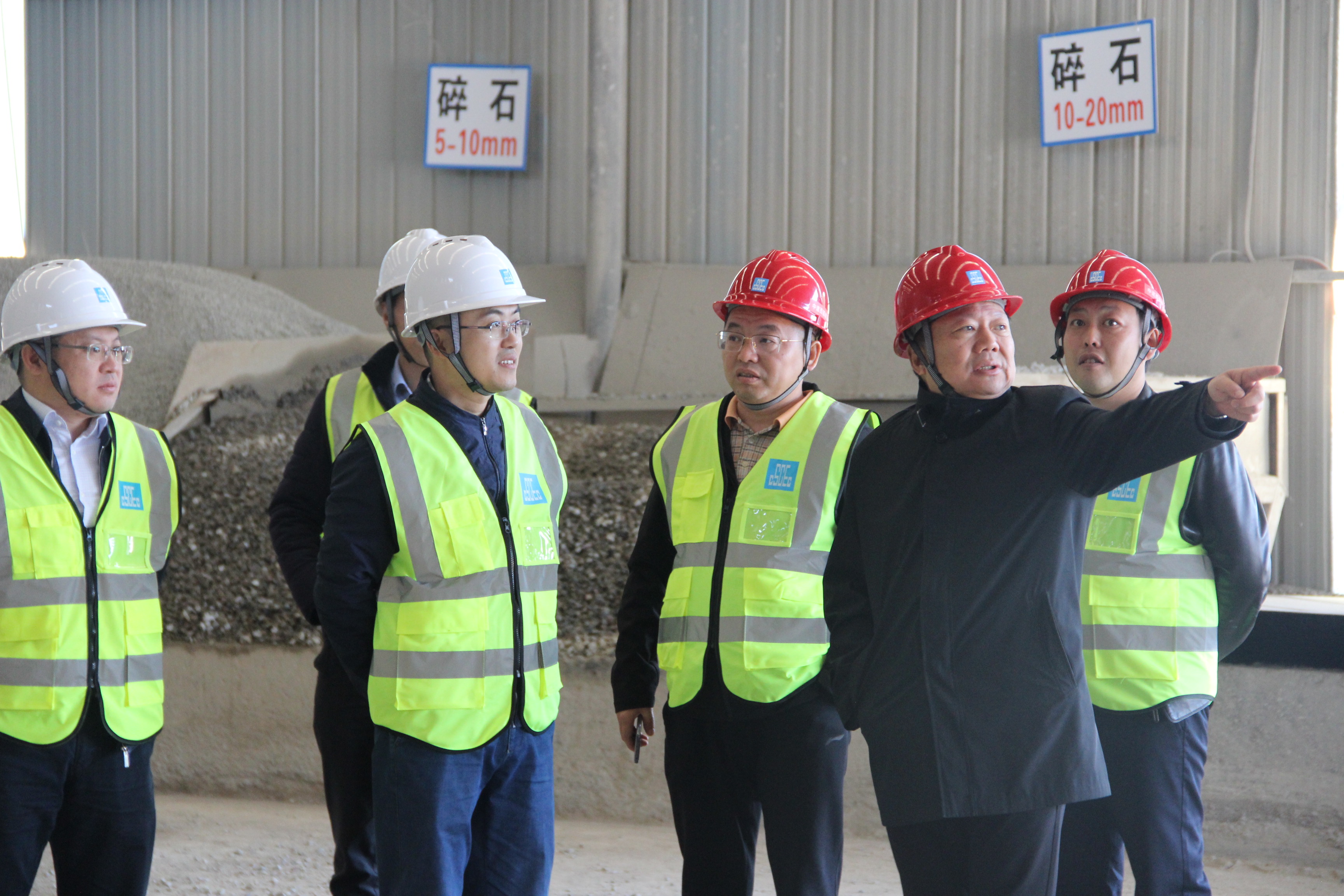 20181109-九龙厂-中建集团环保节能工作督导检查组赴重庆事业部九龙厂开展安全环保专项检查-现场检查-右二中建股份市场与项目管理部副总经理杨龙、右三中建西部建设股份有限公司党委委员、副总经理李明杰-邓婷婷摄.JPG 20181109-九龙厂-中建集团环保节能工作督导检查组赴重庆事业部九龙厂开展安全环保专项检查-现场检查-右二中建股份市场与项目管理部副总经理杨龙、右三中建西部建设股份有限公司党委委员、副总经理李明杰-邓婷婷摄.JPG