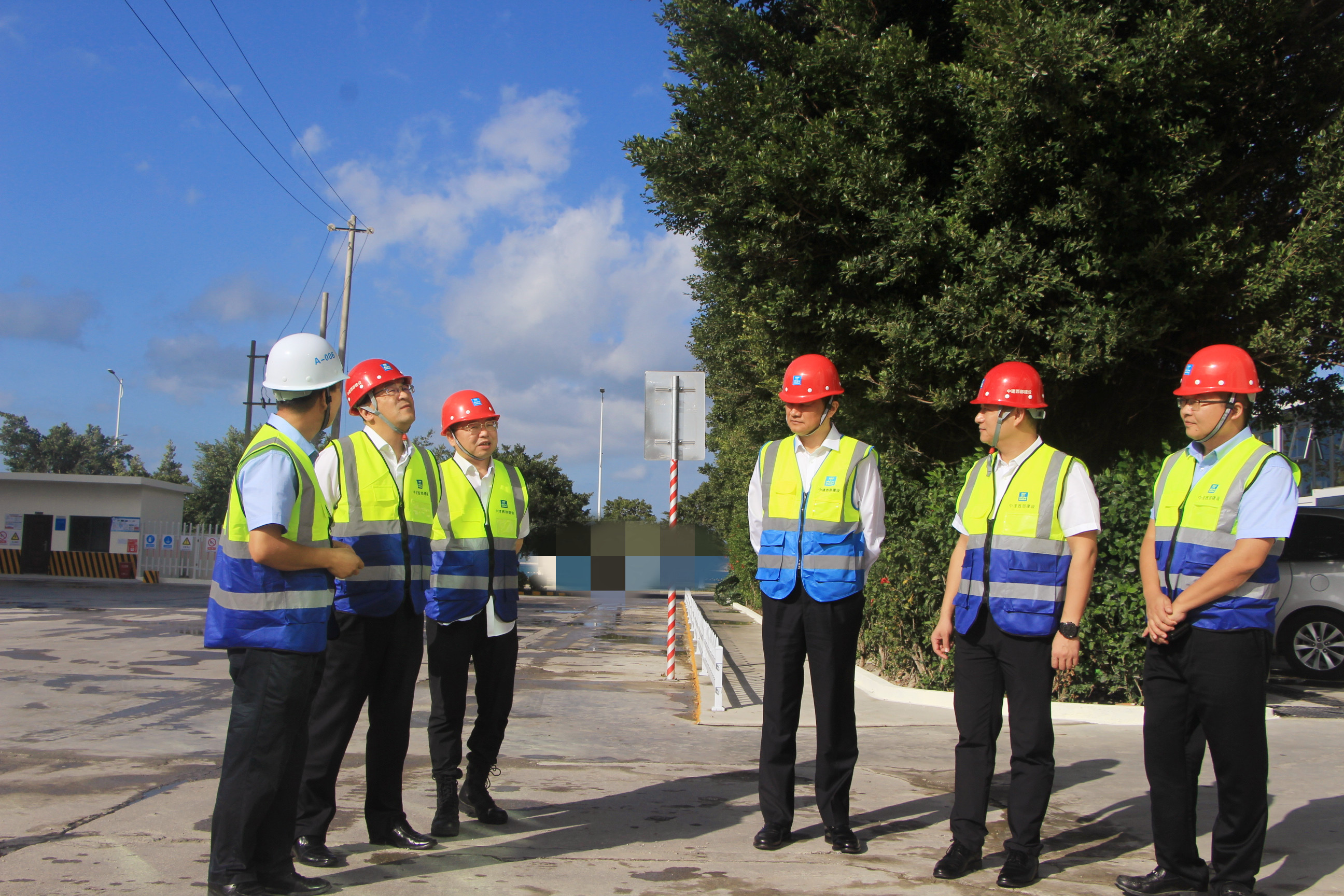 董事长海南调研.jpg 董事长海南调研.jpg