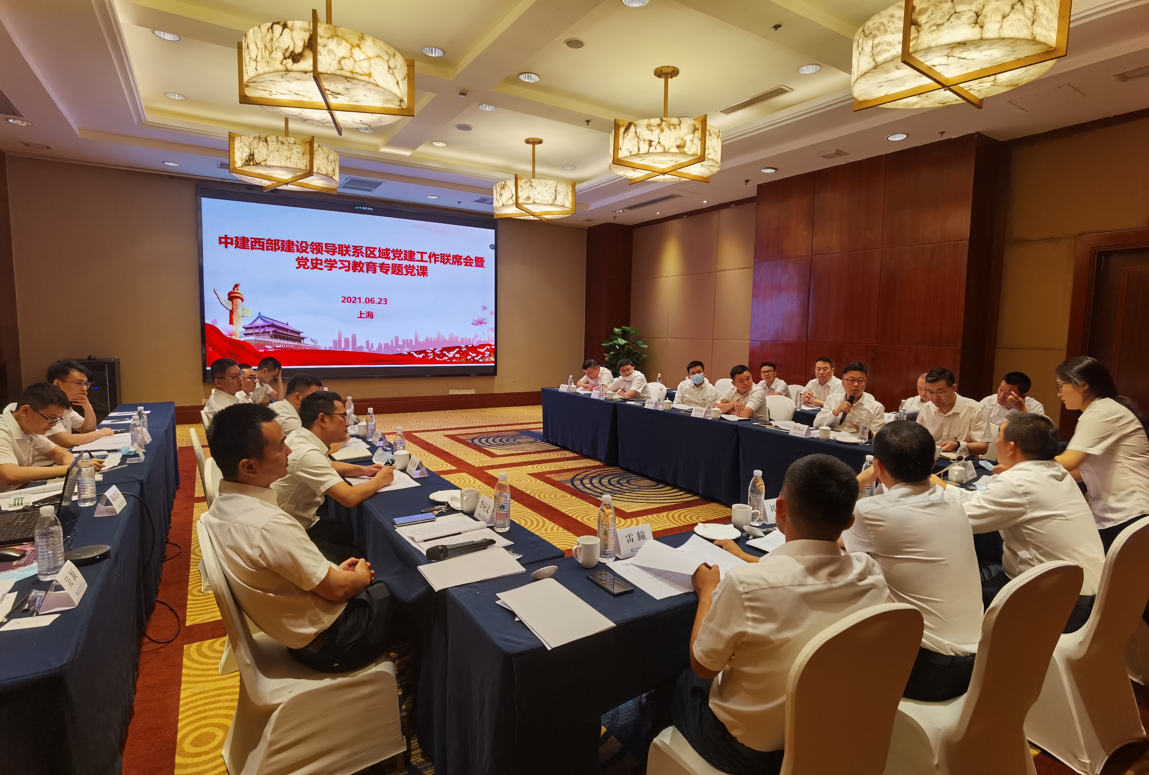 讲授专题党课.jpg 讲授专题党课.jpg
