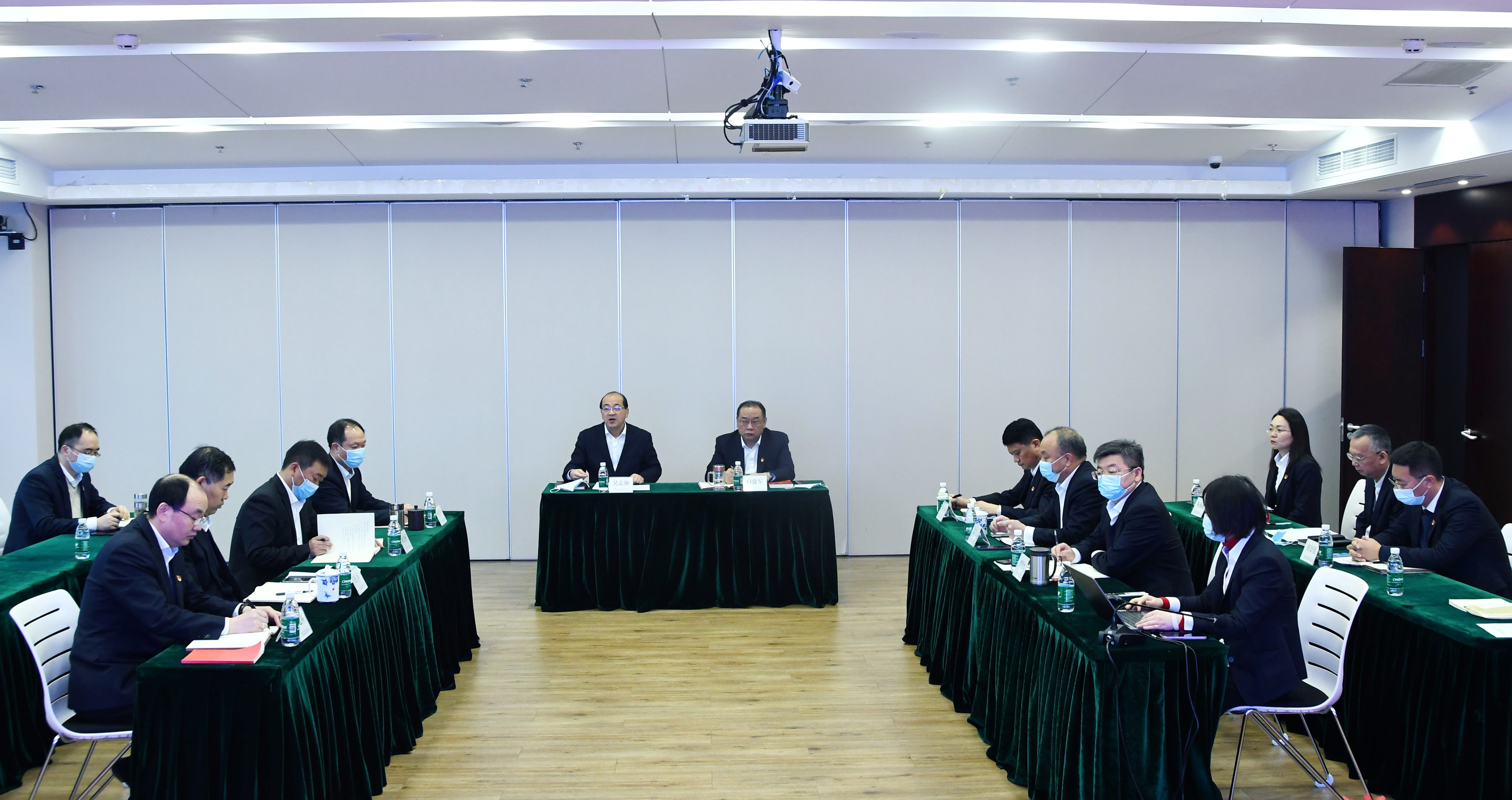 中心组学习.jpg 中心组学习.jpg