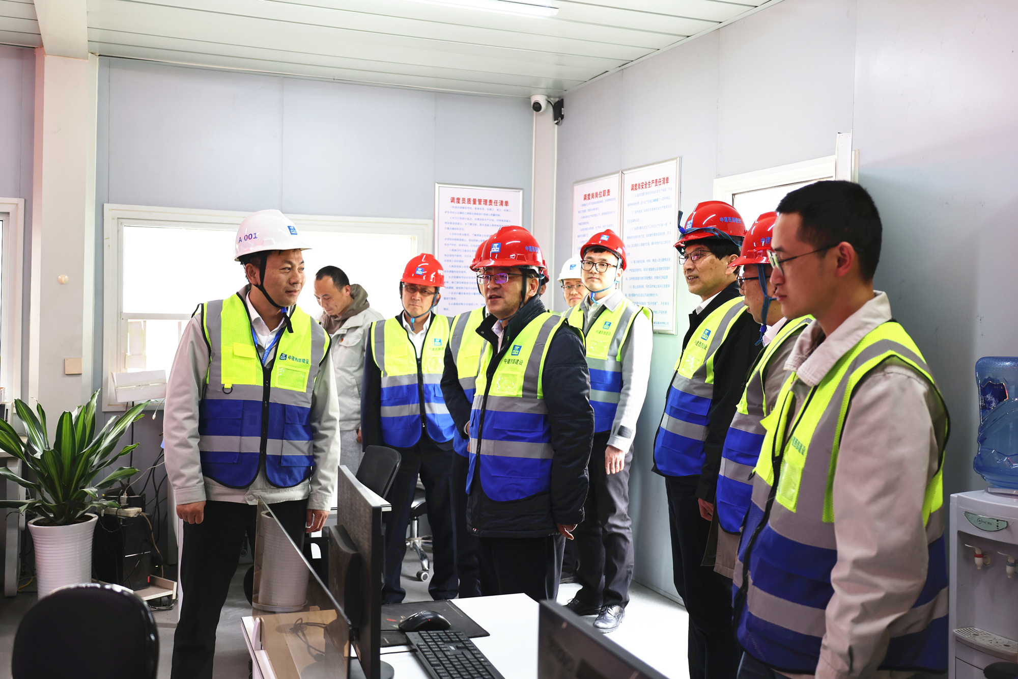 1.调度室-职工慰问.jpg 1.调度室-职工慰问.jpg