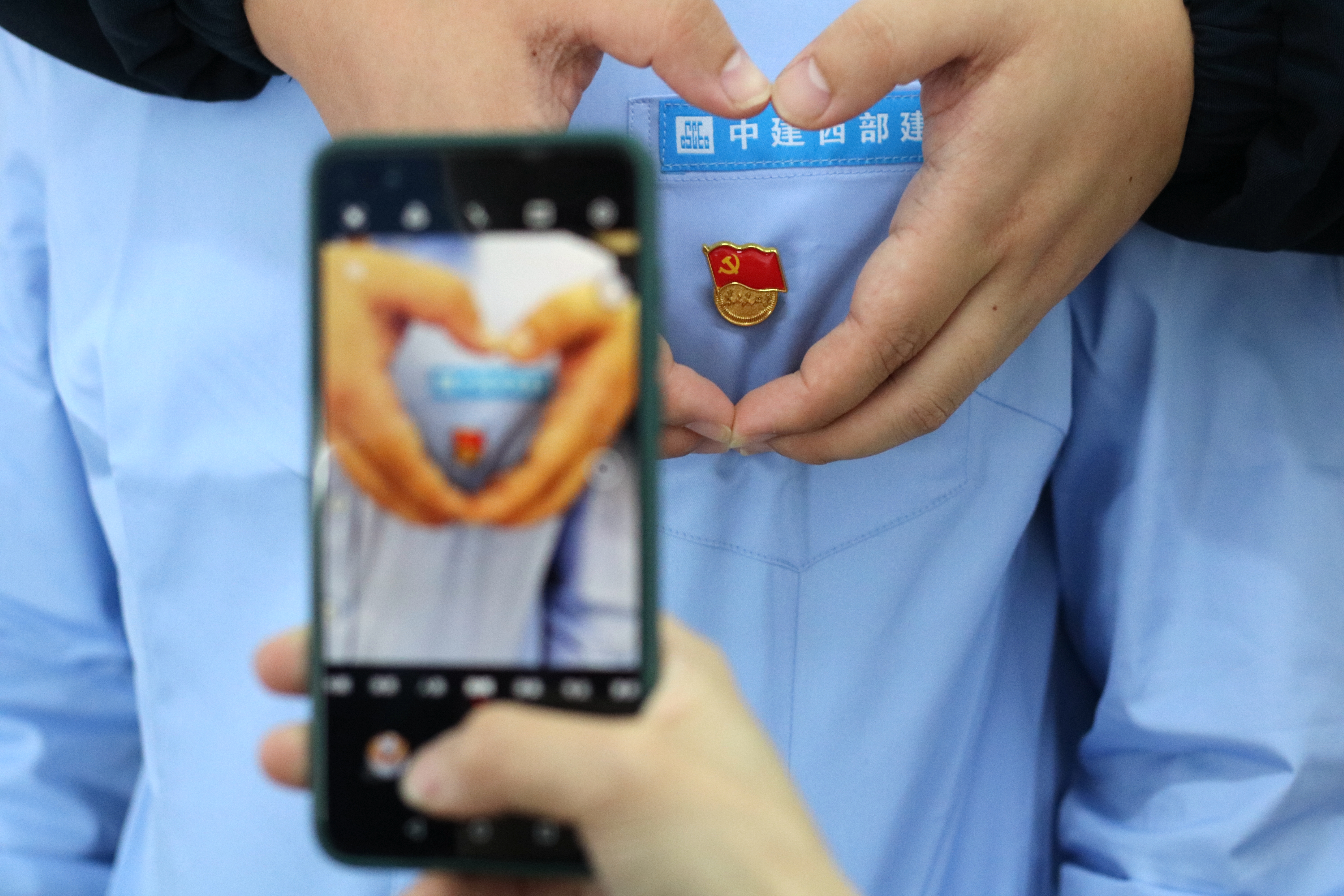 手心里的党徽  胡婉冬  商砼永丰厂.jpg